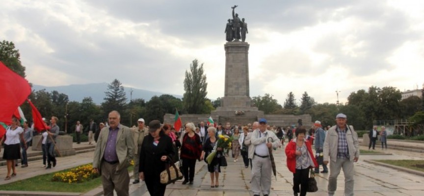 Пазарджишки русофили поднесоха цветя пред Паметника на съветската армия