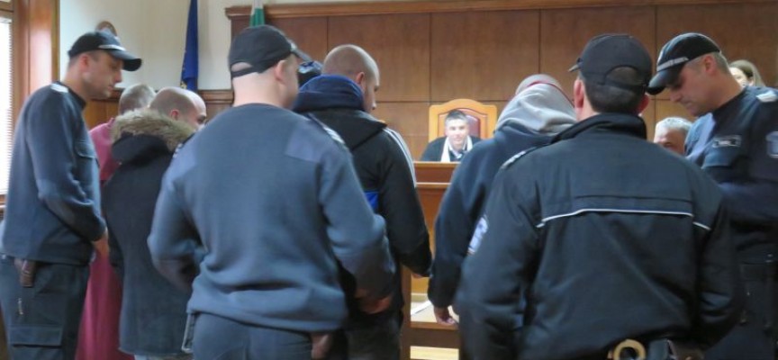 Районният съд остави в ареста обирджиите на казиното