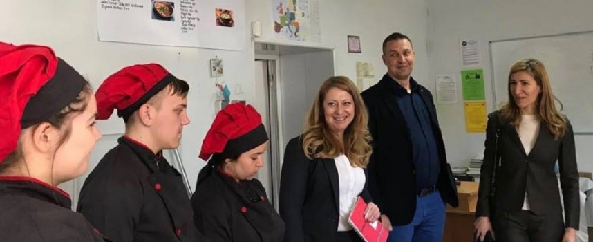 Велинград: Министър Ангелкова гостува на ПГИТ „Алеко Константинов“