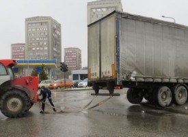 За да не сгази хора: Огромен камион блокира за кратко движението на кръстовище на Околовръстното