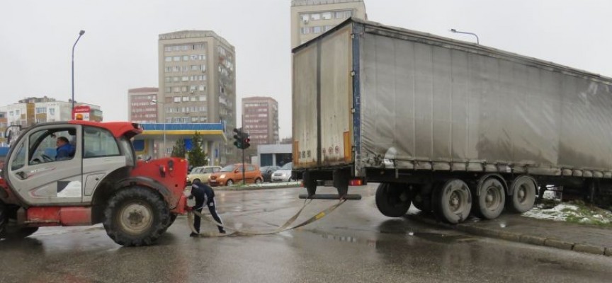 За да не сгази хора: Огромен камион блокира за кратко движението на кръстовище на Околовръстното
