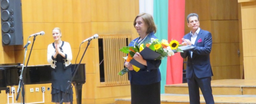 Кметът Тодор Попов връчва днес наградите на учители и културни дейци