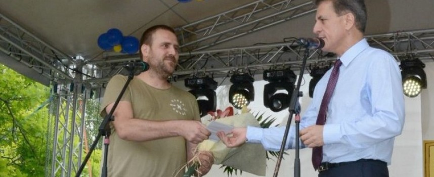 Щъркелът донесе днес: Георги Димитров, дариха го с бебешка количка и 500 лв.