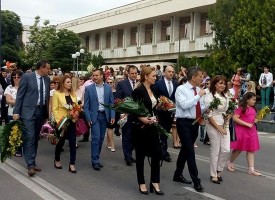 Кметът Тодор Попов, депутатът Десислава Тодорова и шефката на РУО – Валя Кайтазова поведоха шествието