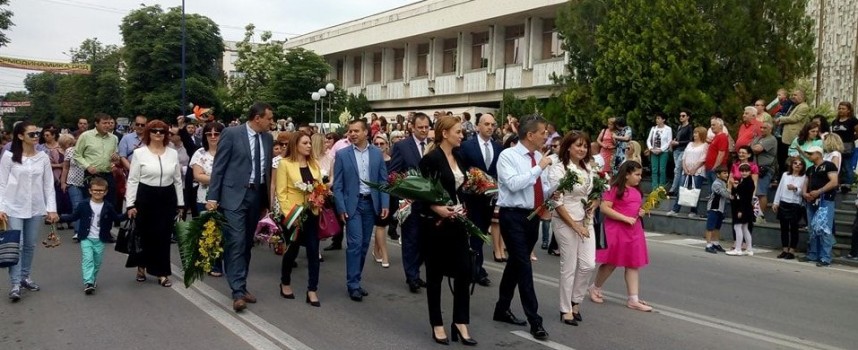 Кметът Тодор Попов, депутатът Десислава Тодорова и шефката на РУО – Валя Кайтазова поведоха шествието