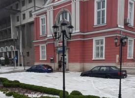 Градушката помля подземния паркинг на „Каменград“ в Панагюрище има и други поражения