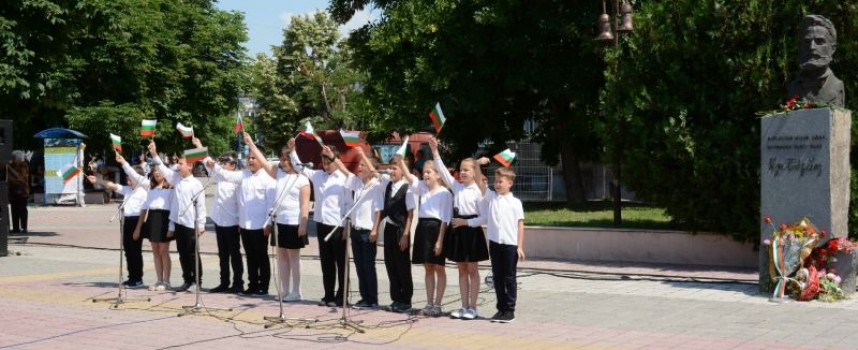Пазарджик: Политици и граждани се поклониха пред паметника на Христо Ботев