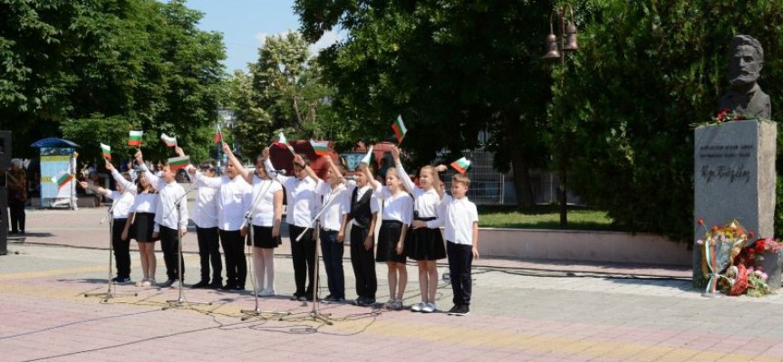 Пазарджик: Политици и граждани се поклониха пред паметника на Христо Ботев