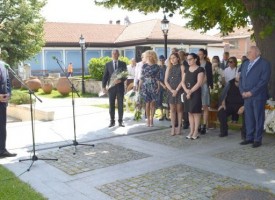 Панагюрище: Стотици се поклониха пред паметна плоча на проф. д-р Лъчезар Цоцорков върху Мемориалната стена в музея