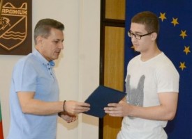 Грамота и парична премия за „златното момче“ Борислав Владов