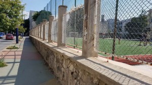 Читателска връзка: Общината приема вашите сигнали на тел: 034/96 96 96 1 11ограда