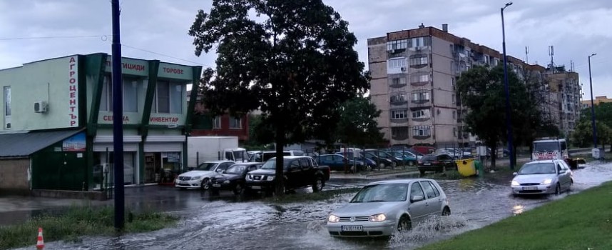 Пазарджик пак стана море, обичайните места са силно наводнени