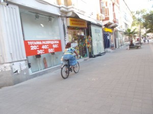 Читателска връзка: Велосипедисти тероризират пешеходците в центъра! 2 23колело