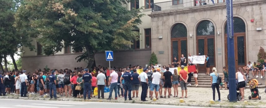 Над триста души протестират пред съда, с искане за арест, а не гаранция на Доков