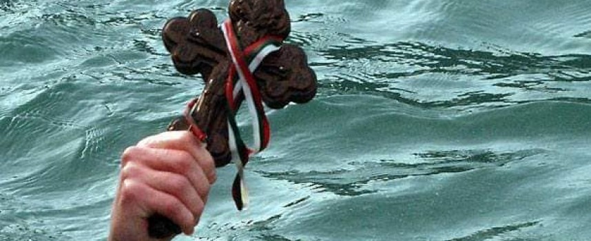 При спазване на дистанция: Гледаме как ловят кръста в Марица