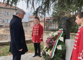 Цветя и венци увенчаха паметниците на руските войски освободили Пещера