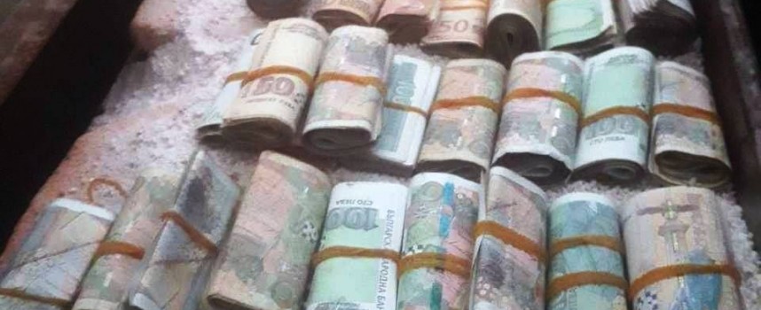 Над 77 000 лева, 4755 евро, британски паунди и долари иззе полицията при акция за дрога