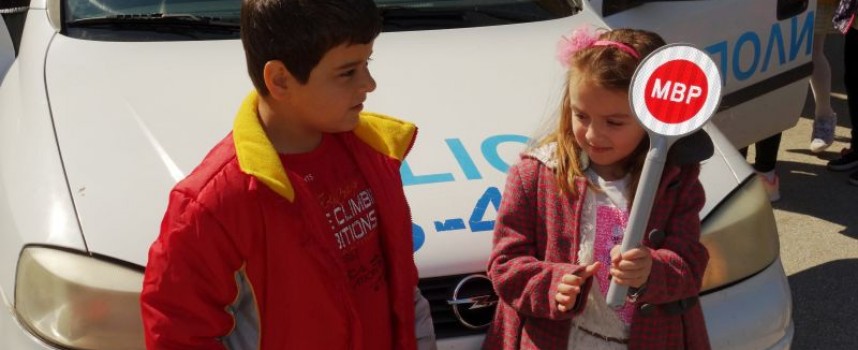 Пазарджик: Над 200 малчугана от НУ“Васил Друмев“ учиха правилата за пътна безопасност