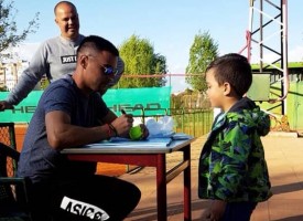 Втората ракета на България игра тенис с децата на Пазарджик