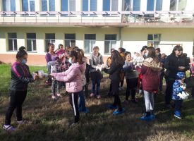 С добри сърца: Деца даряват играчки на болни деца в МБАЛ – Пазарджик