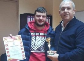 Йордан Младенов отличи вицешампион по вдигане на тежести за принос в развитието на спорта в Пещера