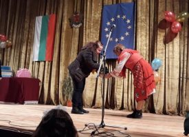 В Ракитово: Кметът на общината Костадин Холянов ориса 90 бабинчета