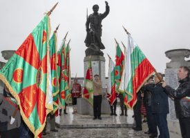 Пазарджик: Кмет и областен сведоха глава пред монумента на 27 Чепински полк, заради Булаир