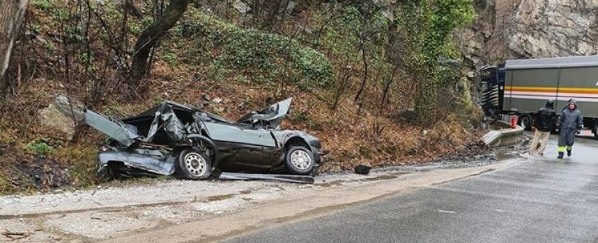 Катастрофа между кола и ТИР без пострадали затвори едната пътна лента в дефилето