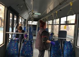 Дезинфекцират автобуси и тролейбуси срещу COVID – 19