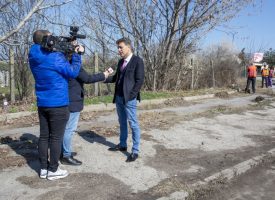 Община Пазарджик почиства банкетите на пътищата между селата