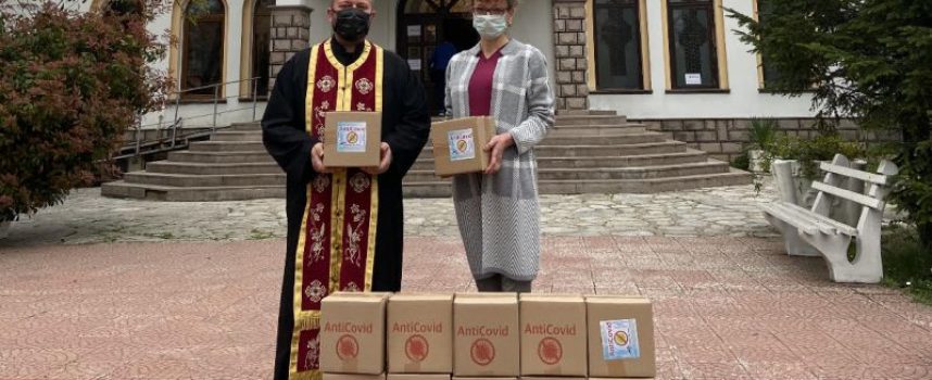 „Дабъл Д Груп“ дари на храмовете в Пазарджишка, Пещерска и Панагюрска духовна околия 12 кашона с почистващи спрейове