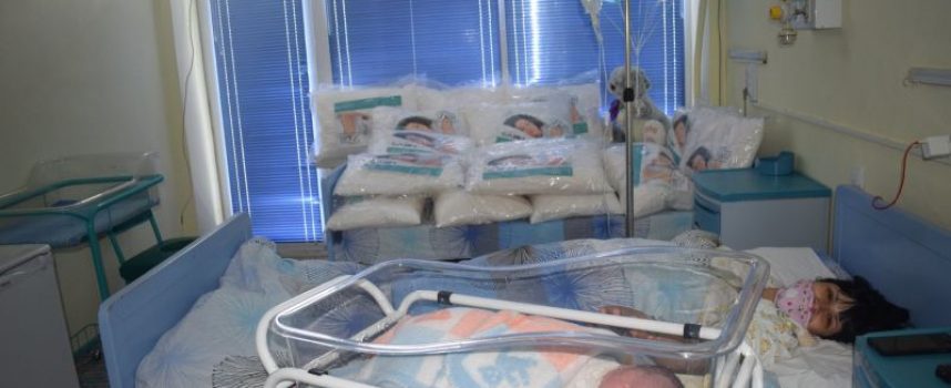 Две бебета донесе щъркелът в МБАЛ – Пазарджик за деня на детето