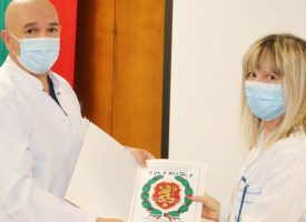 Шефката на лабораторията по вирусология в „Уни Хоспитал“ с награда от проф. д-р Мутафчийски