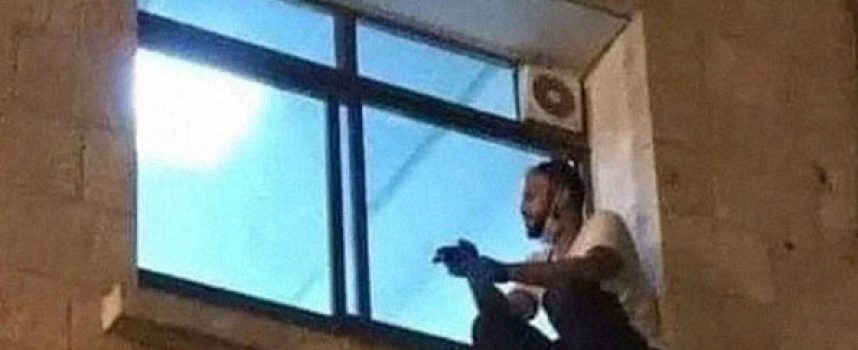 30-годишен палестинец наблюдава през прозореца на болницата заразената си с Covid-19 майка