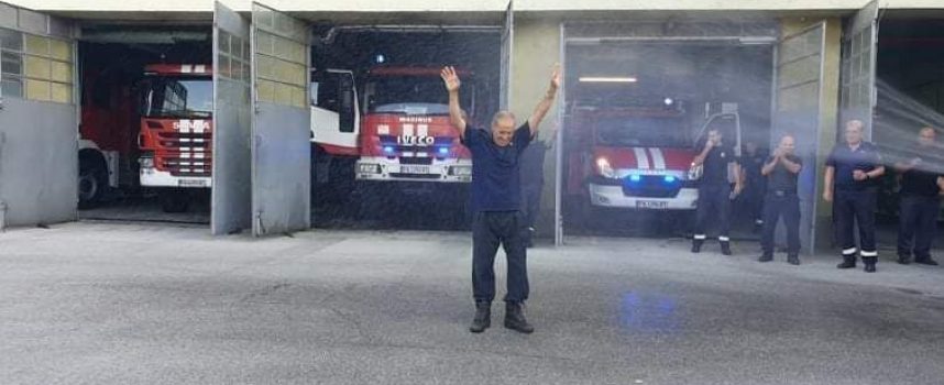Пожарникарят Георги Бирников даде днес последно дежурства, отива в пенсия след 28 г. отдаденост на службата
