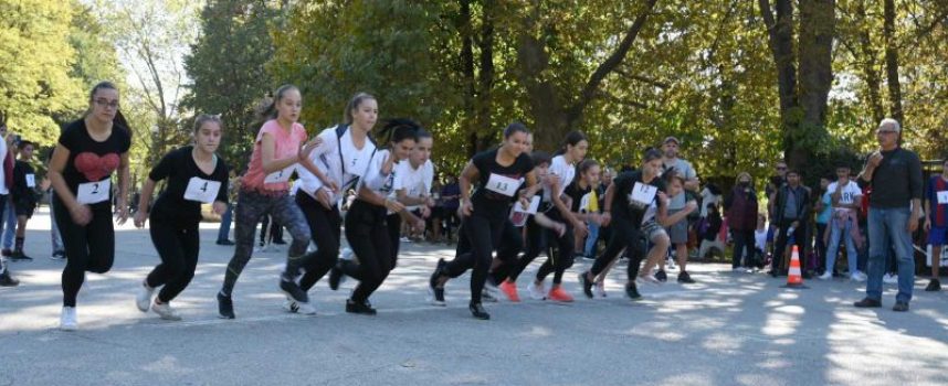 Лекоатлетически крос „Златна есен“ събра над 180 ученици от 15 училища