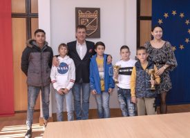 Тодор Попов и Ренета Камберова наградиха още пет деца със спортни успехи