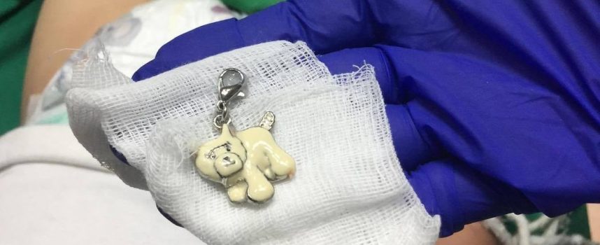 Пазарджишки лекари извадиха ключодържател от гърлото на дете