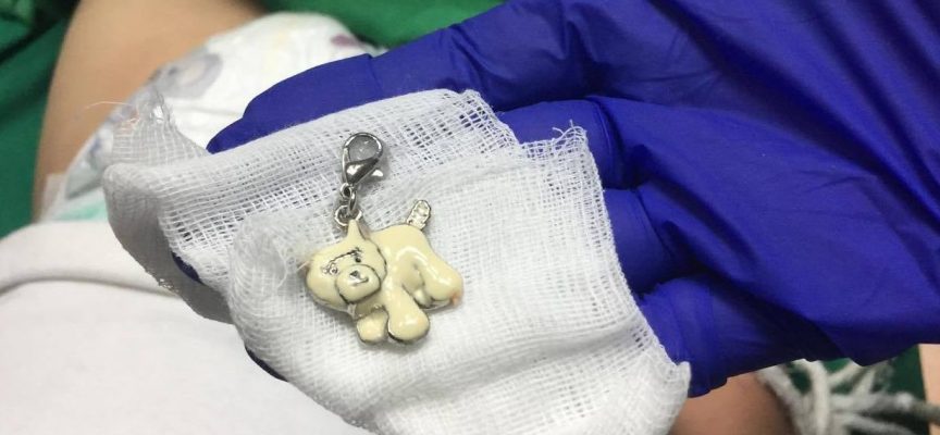 Пазарджишки лекари извадиха ключодържател от гърлото на дете
