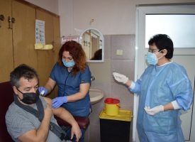 Стартира поставянето на втора доза ваксини в МБАЛ – Пазарджик