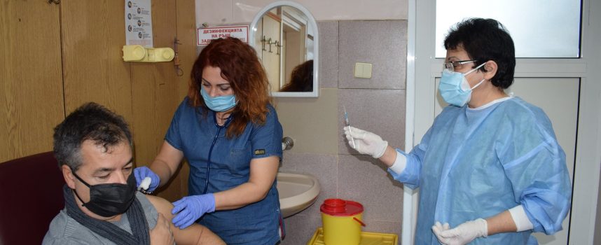 Стартира поставянето на втора доза ваксини в МБАЛ – Пазарджик