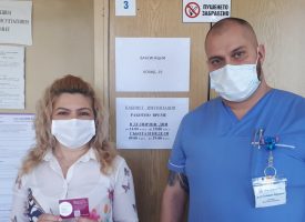 Първата ваксинирана в имунизационния кабинет на МБАЛ – Пазарджик е Мария Дамянова