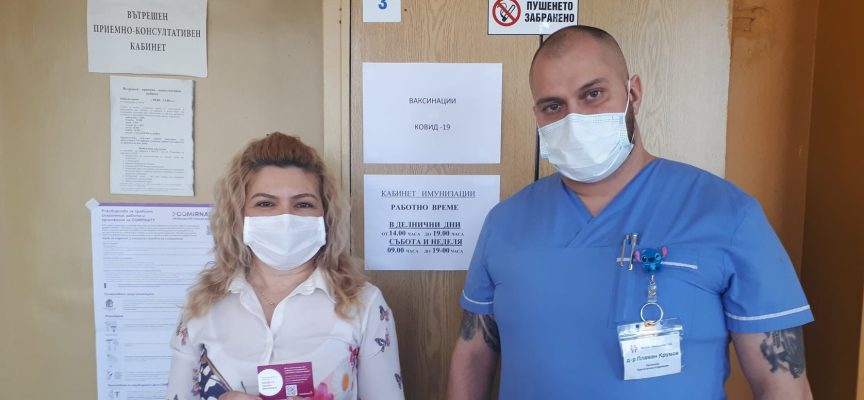 Първата ваксинирана в имунизационния кабинет на МБАЛ – Пазарджик е Мария Дамянова