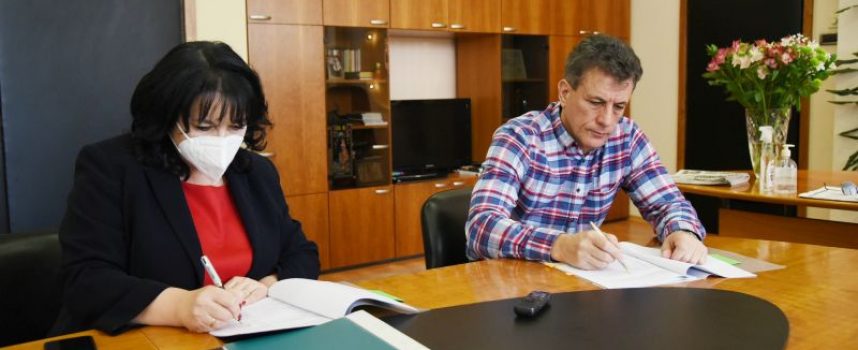 Министър Петкова и Тодор Попов подписаха в Пазарджик договора за уличното осветление