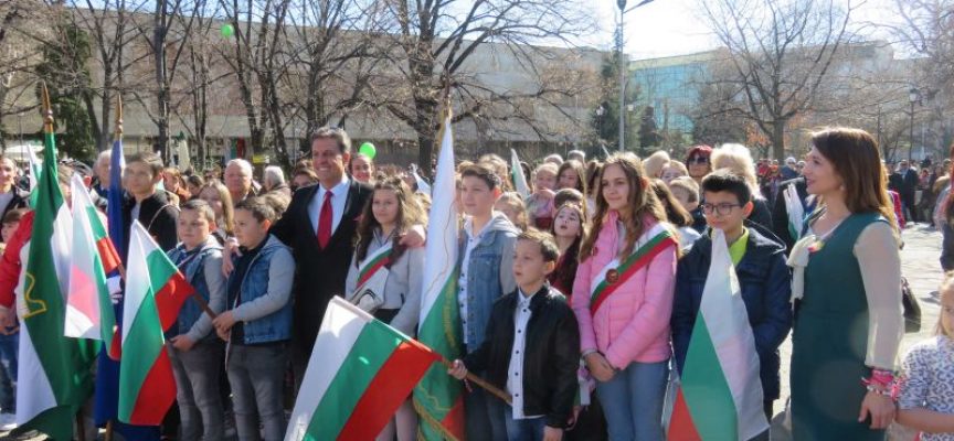 Пазарджик излезе на площад „К.Величков“ за празника