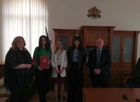 Връчиха почетния знак на наследниците на съдия Веселин Петричев