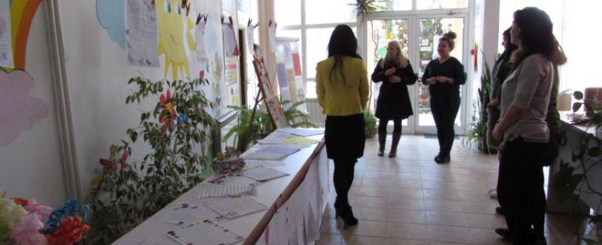 Изложба „Благословени да са всички майки“ бе открита в Комплекса за социални услуги