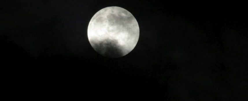 Вдигни очи: Частично лунно затъмнение ще има в петък, но няма да го видим от България