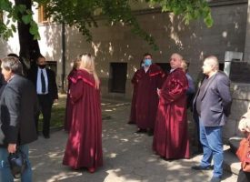 Прокурорите в Пазарджик излязоха на протест пред Съдебната палата