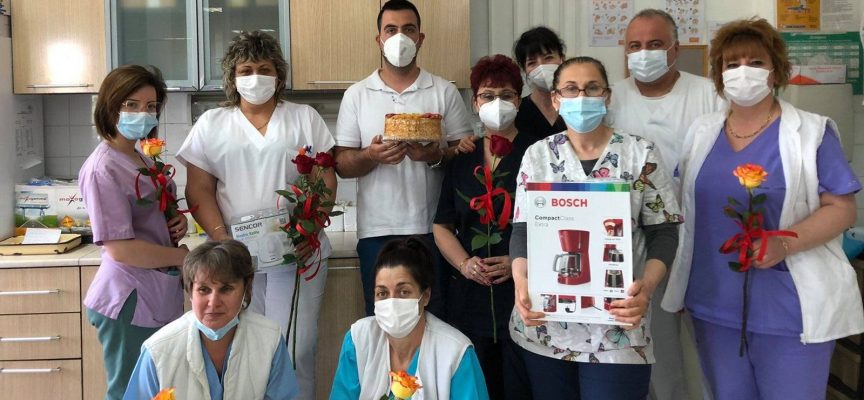 В деня на медицинските сестри: Лекарите от Кардиологията дариха сестрите от отделението си